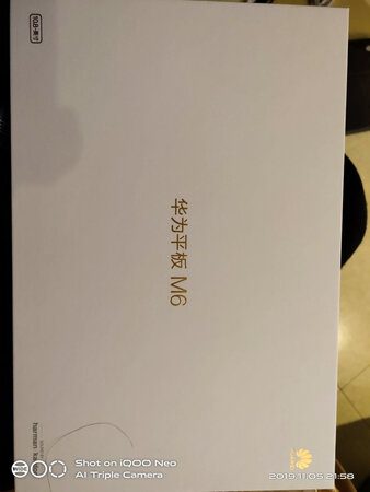 外观材质：做工很精美，外观很漂亮！
屏幕效果：屏幕很清晰，效果特别棒！
运行速度：运行很流畅，用了一段时间没有出现卡顿现象！玩游戏很爽！
轻薄程度：超薄
其他特色：尤其分屏很特色，娱乐视屏两不误！我买的这个价位很优惠，比双十一秒杀还优惠！赠品很丰富，谢谢卖家，很棒的一次购物体验！
