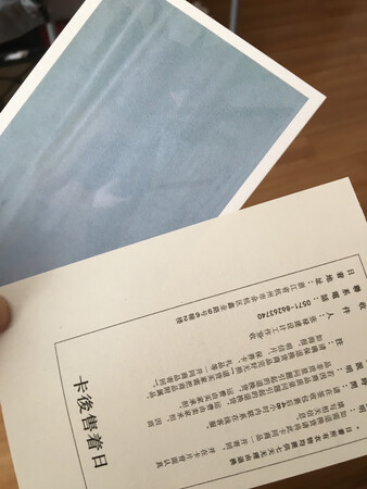 想买灰色的，临到付款还是变成黑色了，太多的黑色，自己都不愿意改变了，很厚，真的不用格外再添加什么了，小的地方有很多心机，很可爱，天还暖，等再冷的时候穿吧，感觉很用心的一个牌子，年轻的有活力的一群人，加油吧！期待更好的作品哈
