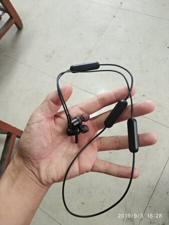 刚收到货，感觉质感不错，试听了一下，音质不错，拿手里很轻，