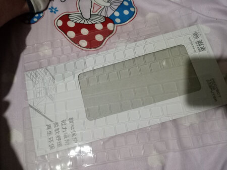 包外观霸气，麽起来舒服，送的东西挺好的，鼠标垫用起来舒服。