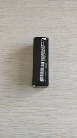 还没开始用，颜色确实很橘。外包装是压坏了，还和别的东西粘在一起了？条形码是歪的，里边也有尘土，确定正品吗？？
