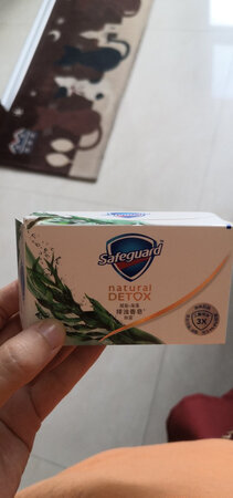 盒子有点破损。但是不影响带给我的惊喜啊。味道真的好好闻。甜甜的，可以当清新剂，准备放在老公车里。先去去味，再给他拿回来洗脚用。