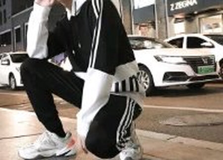 物流很快，尺码很合适，衣服料子很棒，图和实物相符，男朋友穿上超级帅哦！(???)