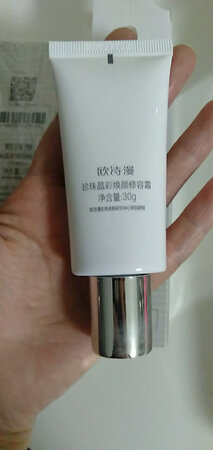 一次买了两个价格很划算，用过一瓶了除了有点卡粉其他都不错，定妆效果好，防水，遮瑕效果也很好，可以保持一整天不掉，不晕染