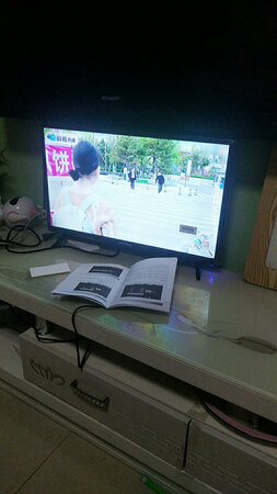 外形外观：观 很小巧，屏幕画面非常清晰，音效很好，安装很方便，很适合老年人观看，价格便宜，物超所值，非常满意。