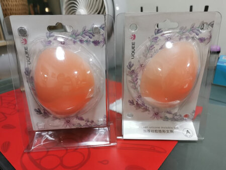 买了普通和加厚各一个，来的时候装反了，后来自己调回来了。拍婚纱照只用了普通款，粘度其实蛮粘的，就是出了汗会掉的（不知道是不是所有隐形文胸都这样），普通款太薄了，无法显胸，可能更适合胸大的MM。加厚的等婚礼当天用用看