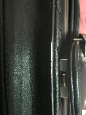 包包做工一般般，包下面很长一个瑕疵。