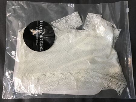 发货及时，快递给力。外包装过于简陋，包裹脏污破损，不忍直视。吊带背心比较轻薄，线头较多，质量一般，价格小贵。尺码偏小，穿上有点紧身。抹胸蕾丝设计显得温柔俏皮，比较好看。不足之处面料不是纯棉的，不吸汗不透气。总而言之，勉强凑合，不甚满意。