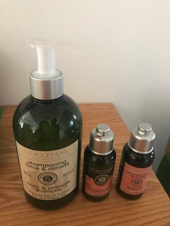 一次偶然的机会让我认识了欧舒丹产品，我非常喜欢这个来自法国普罗旺斯的纯天然产品，第一次我给儿子买了纯净控油洗发水，他感觉很好用，这次双十一活动，我给自己买了这款强韧防落发洗发水，适合我的发质，洗发后感觉很舒服，自然芳香，香气纯正，落发也少了，确实好用，真高兴买到了一款真正适合自己的洗发水！还有两小瓶赠品哦！