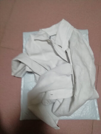 物流速度还挺快，衣服料子还不错，就是看上去有点旧，而且每次都不配后备扣子