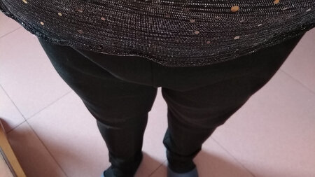 裤子的料子很柔软，弹性也很大，穿上特别舒服，非常好的打底裤。