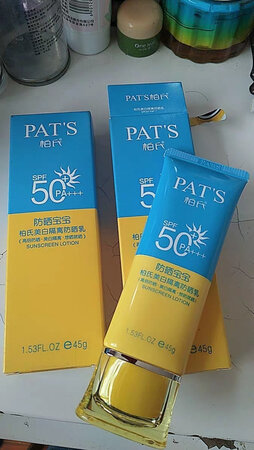 之前同事推荐用的就是这款50++防晒霜，用着效果 很不错，服帖又保湿，一年四季都在用。防晒，增白保湿效果很好，也很细润那管快用完了赶紧再买一个， 这次优惠力度也挺大的特别是双11价格优惠。值得购买