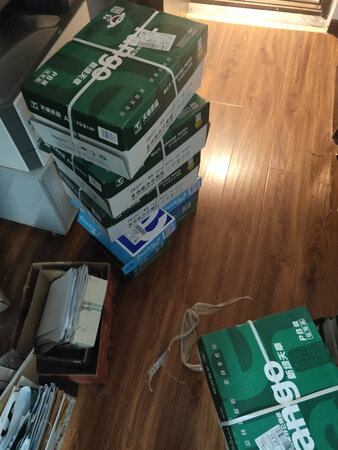 纸张非常好，一直都用DoubleA，纸张光滑特别白打印机不卡纸，京东快递发货速度快，办公必备！