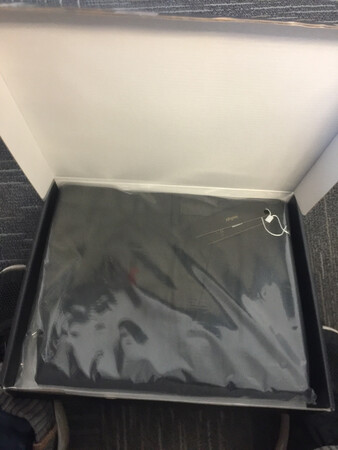 这个牌子总是给人出乎意料的惊喜！！已经买过衬衣、西裤、休闲裤，没有一次失望，商家是不是该给我发个会员卡啊？？这个裤子总共买了三条，面料、手感、舒适度都很好，跟千元以上的裤子没有差别，可想而知商场的服装有多么暴利…选好尺码，不懂的话咨询客服，回来需要裁裤脚。裤型也不错，是商务西装，因为上班穿，不能买那些休闲西装。面料不是纯色的，介意的勿拍！！总之，很赞！！！为良心的质量和价格点赞！