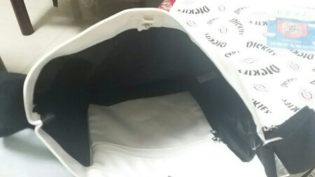 包装挺高大上的，肩带设计有特点，就是内里只有一个钱包袋，手机夹层的一个都没有，要自己***缝上去？