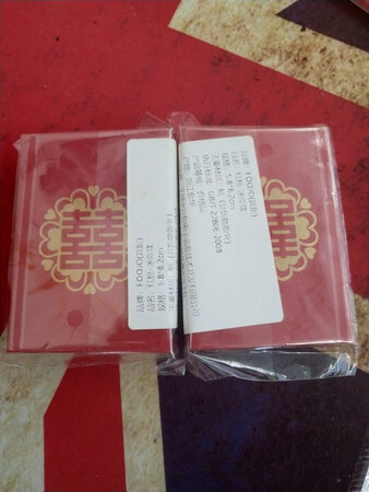 京东速度很快，用了折扣券很便宜，小的那款很小，大的那款也不是很大，不过够用了。纸质的材料非常的好，很厚实很结实的那种，红色的，很红很红，颜色非常的正，金色的那点也不会掉颜色，非常的好，还会多多支持的。
