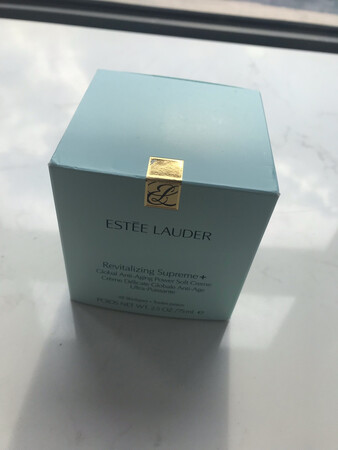 一直想买雅诗兰黛的面霜，正好看到京东有活动，就立马下手了，物流很快，第2天就收到了，本来看物流信息说要调货，还以为要几天呢，没想到这么快，买的是75毫升，感觉挺大一瓶的。使用了一下，挺滋润的，也挺保湿，希望冬天不会干燥了。