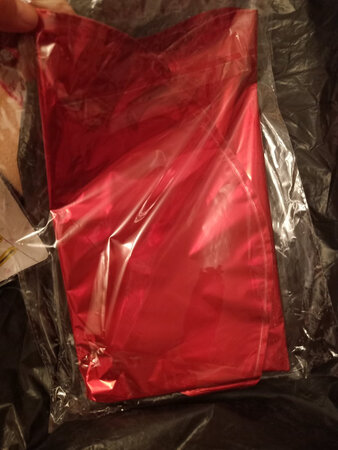 布置新房用的，看着图片上很有喜庆感，就买了，速度很快，一天就到了，一收到就迫不及待的打开，气球，雨丝，气筒还有点胶都有，很齐全的，气球质量还好，吹了一个感觉不错，等家里有人帮忙一起燥起来，给新郎看图片说太豪华了，嘿嘿！期待装饰完的效果！