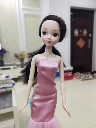 买来给小侄女当做生日礼物的，可是三天才到，生日已经过了?改天给补上吧，东西不错的，娃娃很漂亮