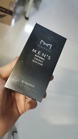 脸色暗淡无光泽用了之后效果很好皮肤美白有光泽了.还轻松锁水保湿. 效果很好还是客服服务态度很好.不懂怎么用都会用心的和你讲解，物流速度是真的快