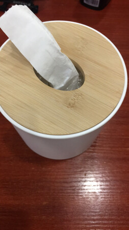 容量大小：适中
厚薄程度：适中，有质感
实用性能：强
商品材质：塑料和竹板
其他特色：中规中矩，居家办公适用