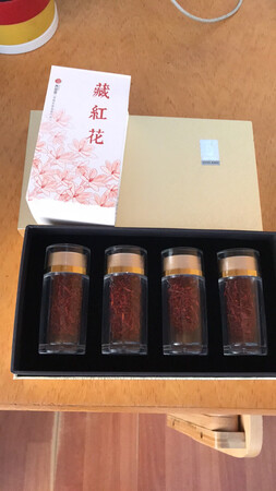 青源堂藏红花包装精美，百分百的正品，品质非常的不错。每根红花都是细长完整的红丝，品相完美，比我在药店看的强上不少，而且价格更加实惠。爸爸妈妈每天泡上几根红花，下色比较持久，汤色金黄，调理身体健康确实有效，用后定会再购买。