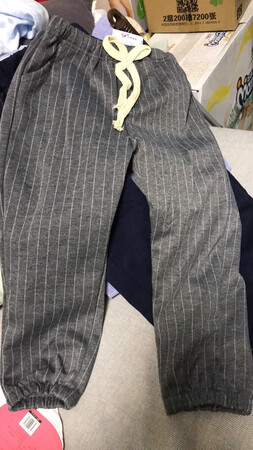 看起来、摸起来都不错，关键性价比超级高，三件九十九，真的是非常不错。买了三件，款式都可以，等洗了后看腿不褪色，如果不褪色的话就决定把这家店铺收藏，以后常来选衣服，并且还可以推荐给小伙伴们，毕竟娃娃的衣服换的快嘛……好评好评