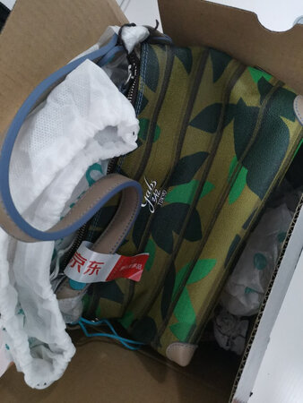 正品应该是正品，这个牌子一般没有盗版，但是质量感觉一般般，质感也不好，不像一个高端包的样子。不太喜欢。这个意大利牌子，感觉还没中国内地一些大牌子的包好看，像上了年纪的人用的包。
以后还是不能盲目的选择京东奢侈品