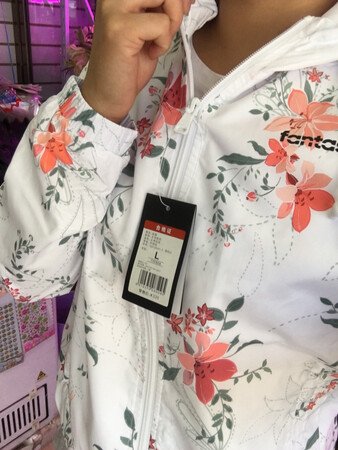 衣服不错是正品，面料滑滑的非常喜欢，现在早晚穿正合适，快递也很给力