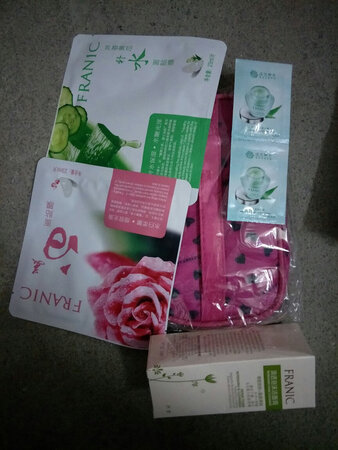 收到货之后，看到了好几样赠品，挺满意的，谢谢卖家！