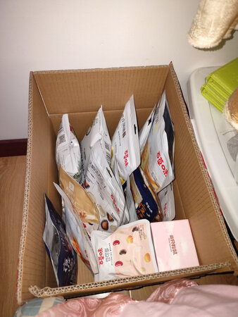 包装不错，双十一快递流转多次也没有问题，很棒。还要夸下快递小哥，双十一驿站快递太多我找不到，第两天还来帮我找，终于拿到手了，超开心。京东这次活动特别合适，买了超多，查看了日期，都是这两个月的，超级满意的一次购物经历，打开两袋尝了下也不错，虽然都是小包装但量挺足，很棒，健康。