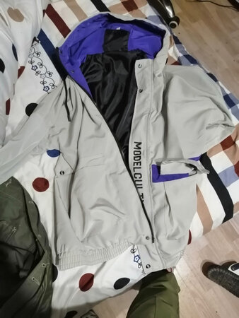 这是我在网上买的最辣鸡的一件衣服  和实物差距超级大   布料完全就是最次的   这样的商家完全就是以次充好早点关门吧