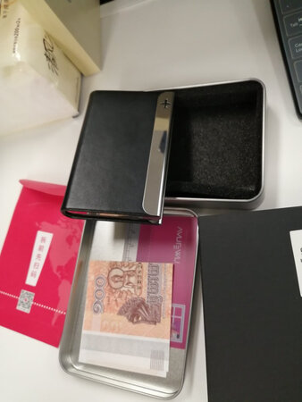 还不错，能装二十多名片，拿着手感也不错