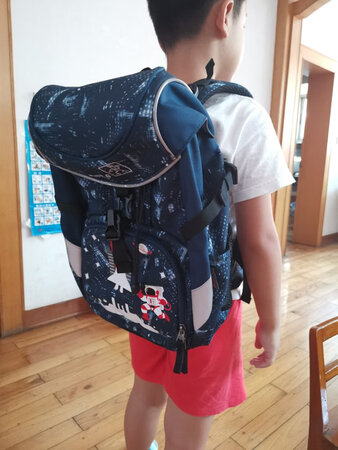 书包颜色看起来有点暗，大小130的孩子背起来还有点大，自重适中。质量还不错，做活动300多入手的，在护脊书包里价格算是性价比比较高的。