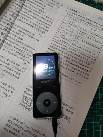 音质音效：外放一般，带上耳机还不错。
做工质感：外表看着还行。
操作难易：操作起来还很方便。
外形外观：外观满意。
