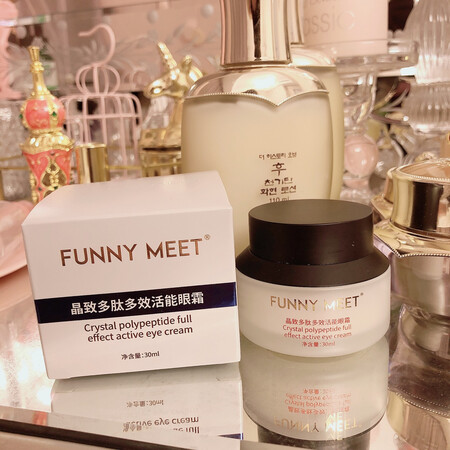 喜欢熬夜 闺蜜推荐了这款眼霜 涂上去不油腻好吸收 比大牌子性价比高 使用感也差不多 希望坚持使用有更明显的效果~