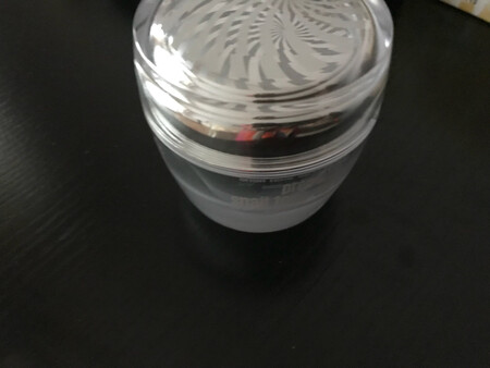此商品我是第二次购买.
遮瑕效果：比较好擦抹之后感觉比较自然