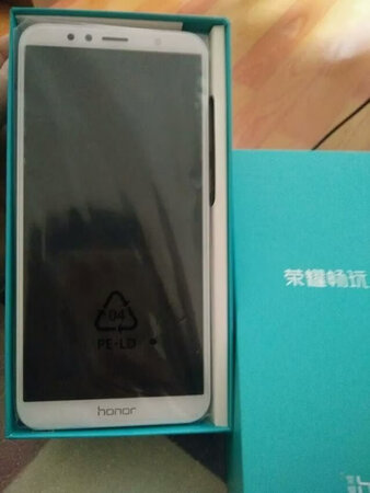 手机是非常不错的手机，大品牌，全面屏，屏占比高，屏幕素质好，清晰，后置摄像头特别特别好，前置摄像头拍人特美，指纹识别灵敏，识别速度快，发货很快，便宜，好用，总体来说很棒