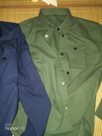 衣服已收到，去年也买了三件，洗多衣服会掉色，还有会缩水，款式还可以挺合身的，穿着好看又得体，行吧又要了两件。