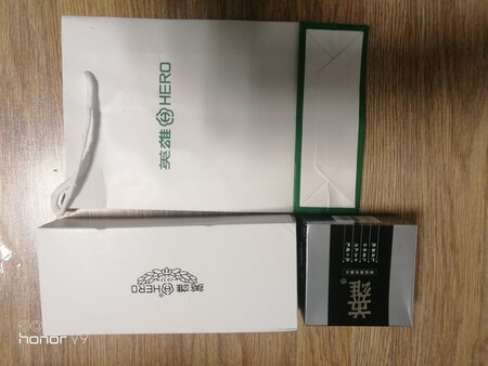 颜值包装：包装盒还好
手感：笔不重，握着顺手
做工质感：还好，有身份象征