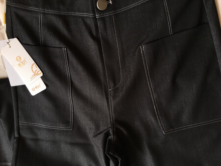 蔼飞儿店长及客服服务态度很好，诚信经营，赞！该店的裤子已多次买了，裤子很有型，设计独到，面料垂顺，做工细致，穿着美美哒，值得拥有！