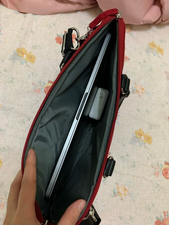 质量做工都不错，我放了pro，鼠标和电源，会有一点鼓起来，外面那层没有拉链，这点不太好。东西放里面容易掉出来，也容易被别人顺手牵羊。贵重物品只能放在中间有拉链那里，但是会突起来，影响美观。有点纠结。款式很好看，颜色也比较女性。自重不重，背带可以调节长短。总体不错。