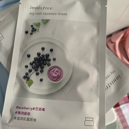 活动买的，感觉还算挺划算的。用了三片吧大概，效果还不明显，不过最近长痘了，不知道跟这个有没有关系，反正弄到眼睛里面会有刺痛感。整体好评吧！