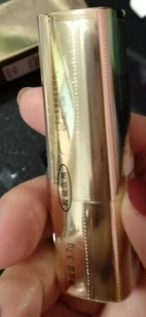 产品质感：质感不错，用着嘴唇湿湿的，价格不贵。