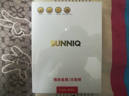 这款宝贝是我购买的智能手环里面颜值最好的一款！从收到到使用有一周了，总体感觉还算比较满意！这款产品采用流线彩屏的外表设计，并且额外赠送有背夹可以挂起来使用，靓丽的外观让人爱不释手(^_^)收到的实物不仅外表漂亮，附带的充电头数据线等配件也很齐全！产品拥有的摄像录音功能比较强大，并且操作按钮简单易学！比较满意这次购物，给商家的优质服务和产品五星点赞了*^_^*