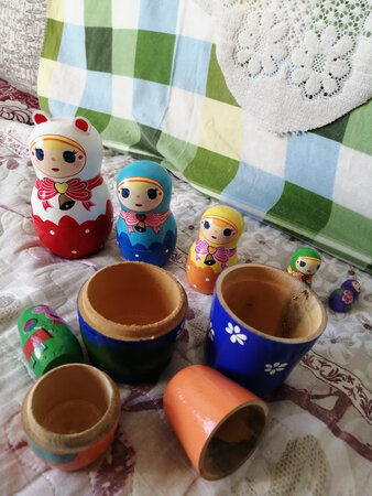质量还可以吧，里头稍微有点不平整，小朋友玩时候要处理好，赠的小猪佩奇的套娃绿色的拧不开，太紧了，总体还是挺好的，值得购买