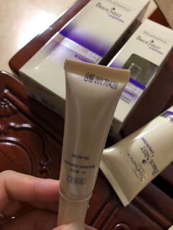 货到到了，可是送人的正品 怎么能送一些过期的产品呢，2017年4月份生产的，现在都2019年6月份了。买家怎么这样子呢。