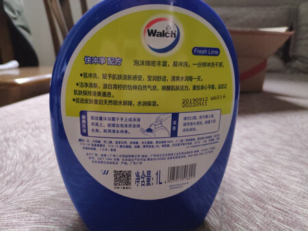 产品包装：包装完好，就一个小纸箱，没有其它多余的填充物，这样很好，有利于环保。
产品香味：我就喜欢这种青柠味，淡雅清香，低调不艳俗，不浓不淡刚刚好。
使用感受：就四个字——舒适亲肤。
泡沫数量：丰富绵密。
其他特色：正如产品自己宣传的那样，非常容易清洗，用后肌肤基本没其它不适感。