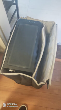 确实足够大，刚好再放个24寸的显示器，还可以再塞下键盘鼠标耳机和各种线，就是带子有点难受