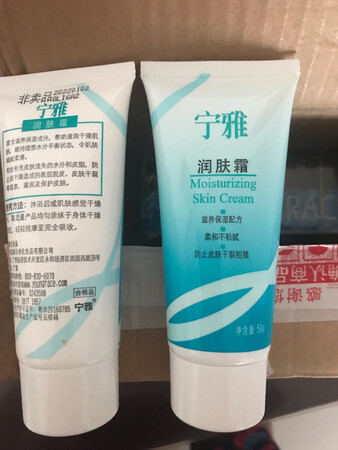 使用了好几年的温雅染发产品了，感觉非常不错，着色牢固颜色也比较纯正，收到的产品保质期很长还有赠品，圆通快递员任慧青任劳任怨工作认真负责，冒着高温酷暑及时送货上门，感谢圆通公司的优质服务！